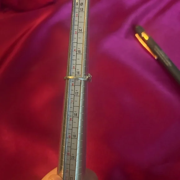 Women’s Silver Tiara Ring Size 5 1/2 - Picture 3 of 3